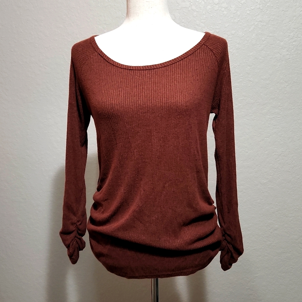 Soft, lightweight, longsleeve maternity top, rouched at sides and on sleeves. Sm
